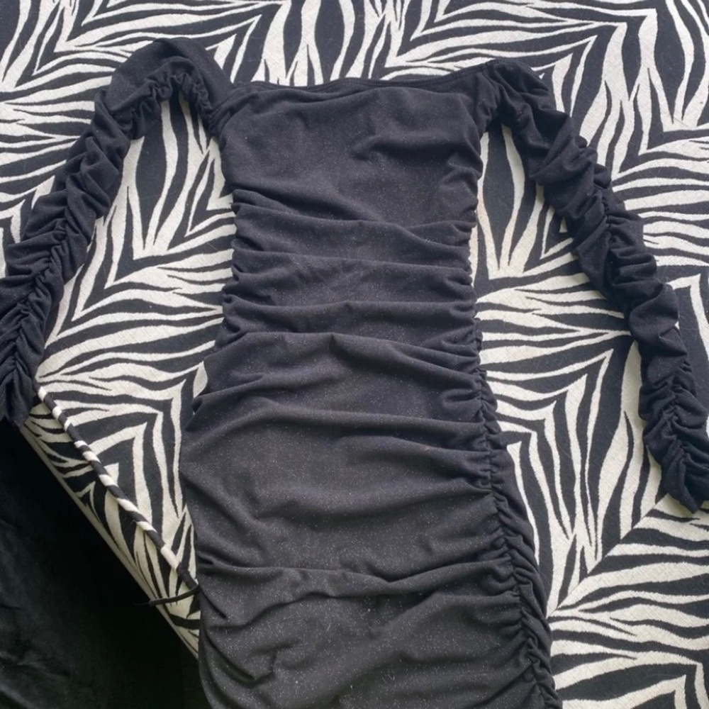 black bodycon dress